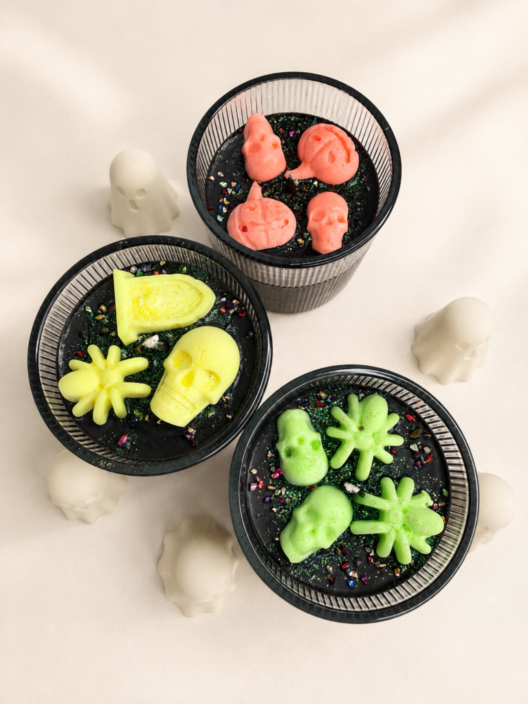 Halloweenkerze Neonfarben „Monsterparty“ – Handgemachte Sojawachskerze